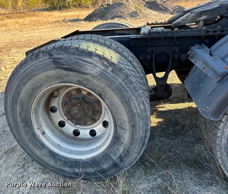 image for item LR9502 2010 International  9200i semi truck