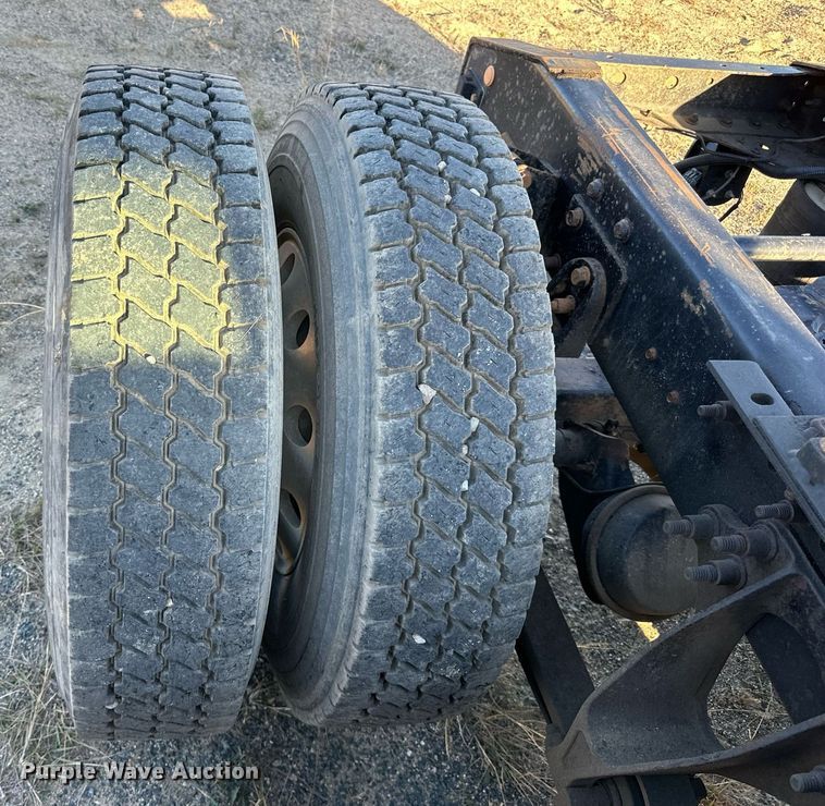 image for item LR9502 2010 International  9200i semi truck