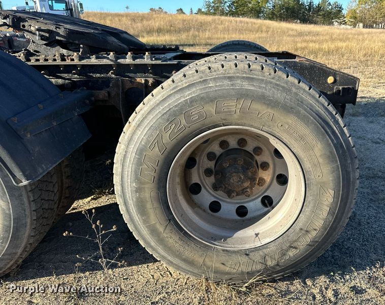 image for item LR9502 2010 International  9200i semi truck