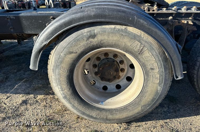 image for item LR9502 2010 International  9200i semi truck