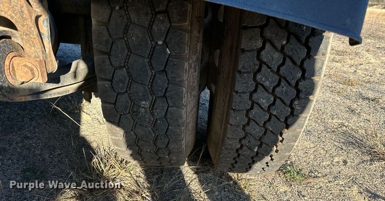 image for item LR9502 2010 International  9200i semi truck