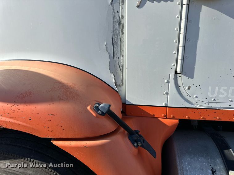 image for item LR9506 2006 International 9400i semi truck