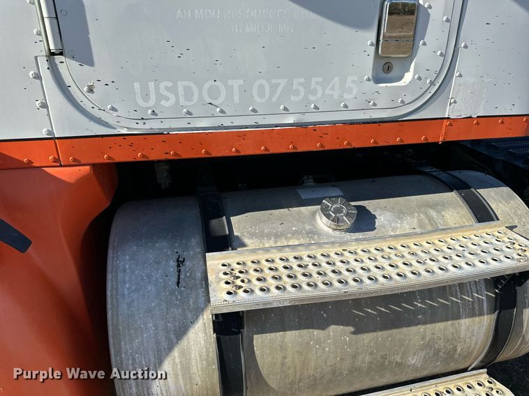 image for item LR9506 2006 International 9400i semi truck