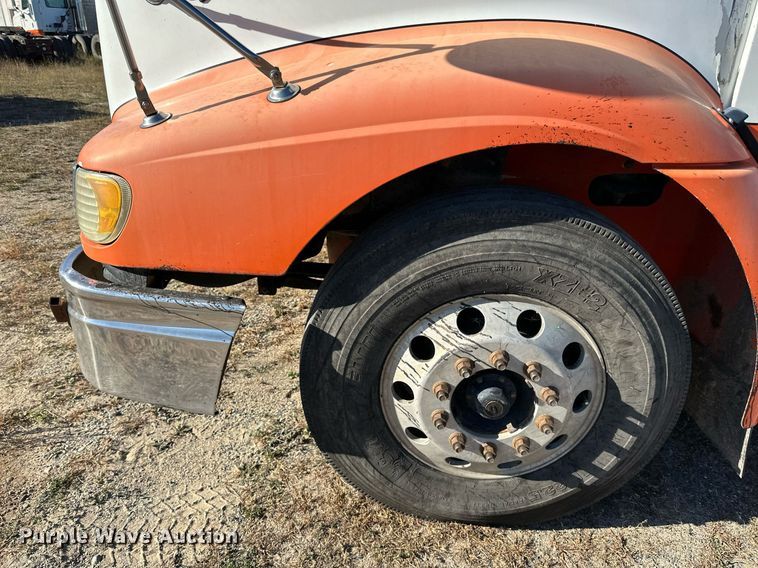 image for item LR9506 2006 International 9400i semi truck