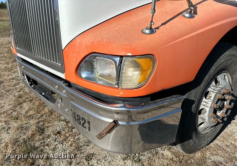 image for item LR9506 2006 International 9400i semi truck