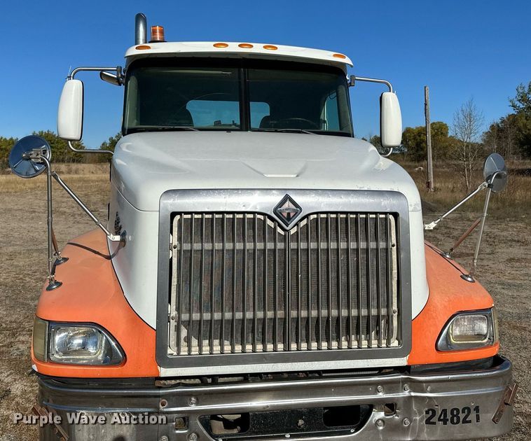 image for item LR9506 2006 International 9400i semi truck