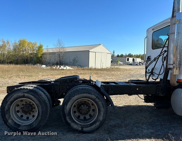 image for item LR9506 2006 International 9400i semi truck