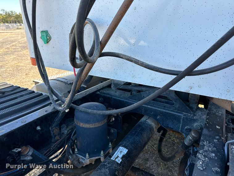 image for item LR9506 2006 International 9400i semi truck