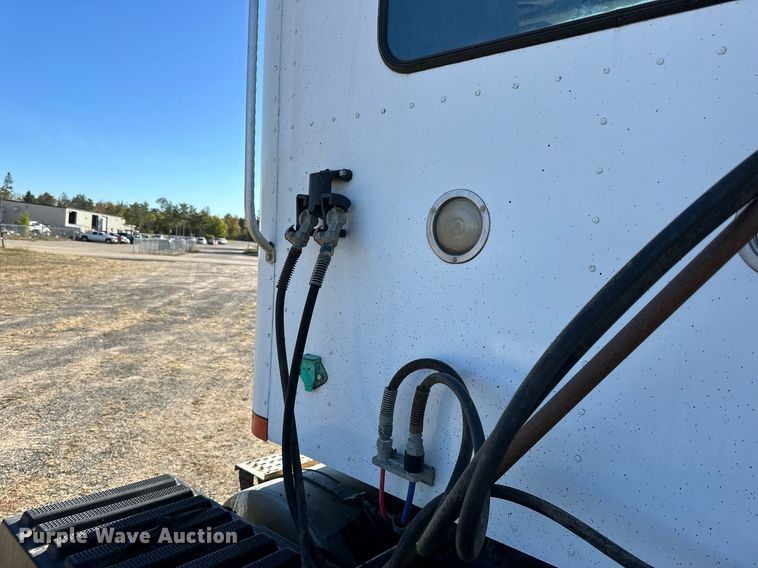 image for item LR9506 2006 International 9400i semi truck