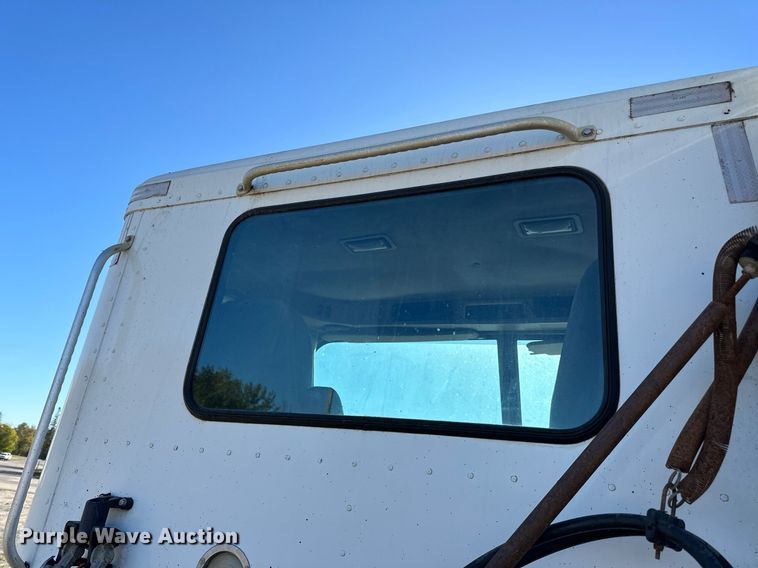 image for item LR9506 2006 International 9400i semi truck