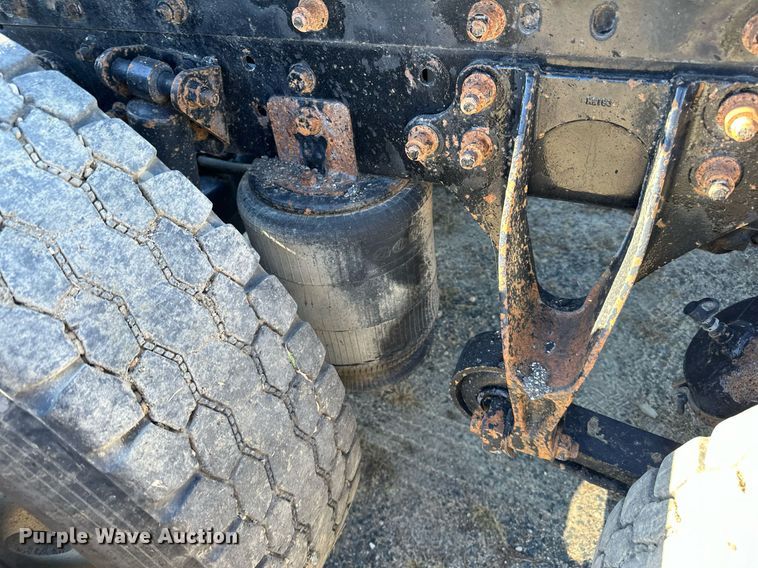 image for item LR9506 2006 International 9400i semi truck