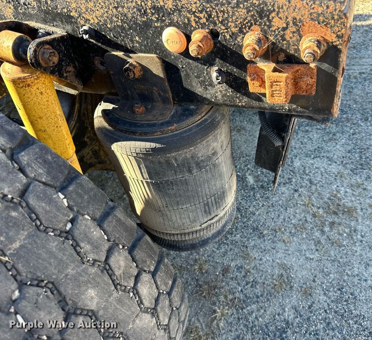 image for item LR9506 2006 International 9400i semi truck