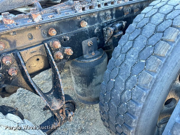 image for item LR9506 2006 International 9400i semi truck