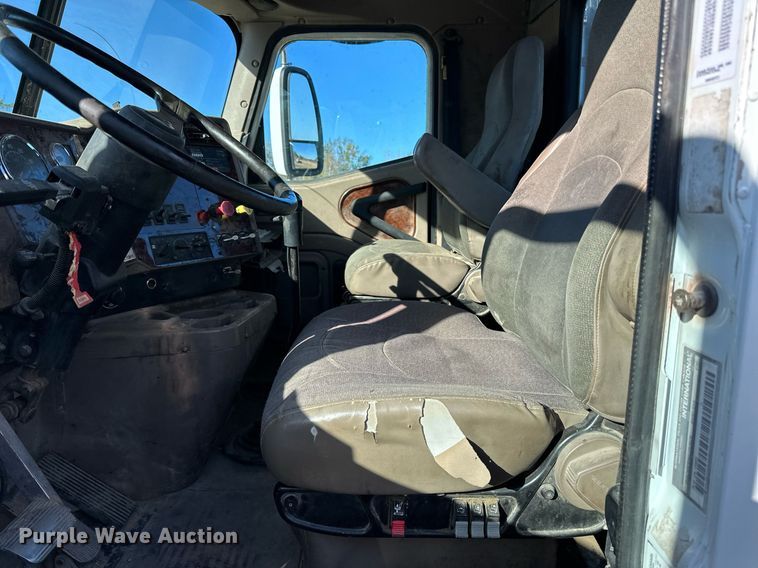 image for item LR9506 2006 International 9400i semi truck