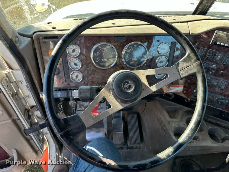 image for item LR9506 2006 International 9400i semi truck