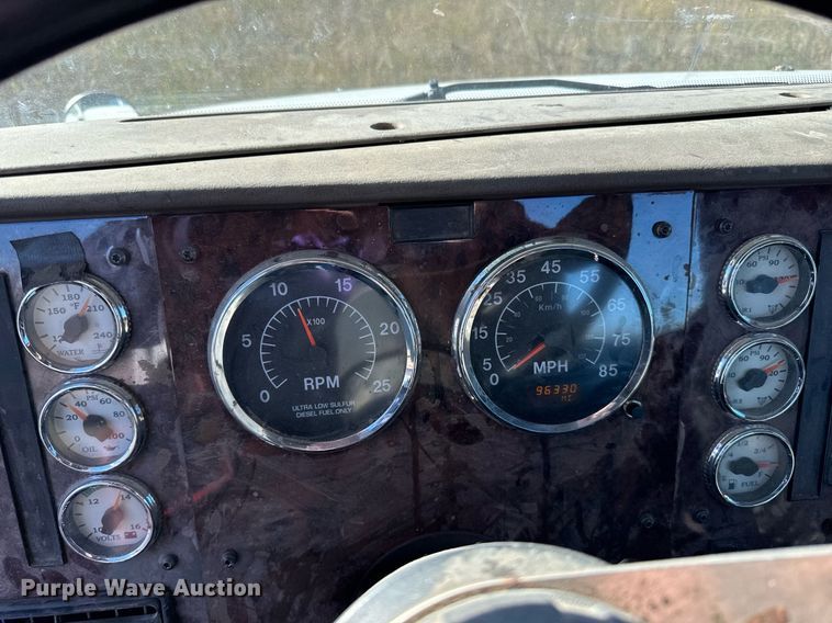 image for item LR9506 2006 International 9400i semi truck