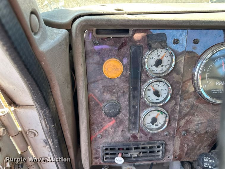 image for item LR9506 2006 International 9400i semi truck