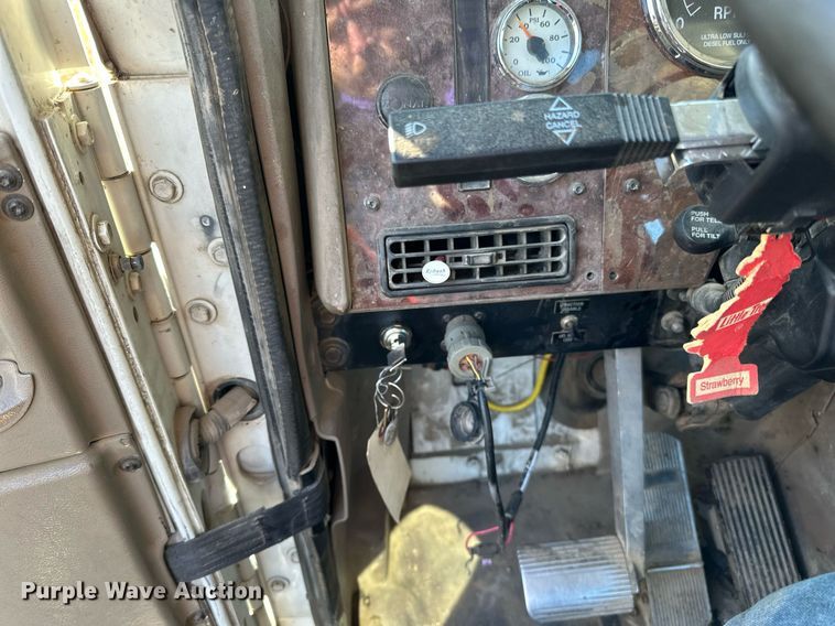 image for item LR9506 2006 International 9400i semi truck