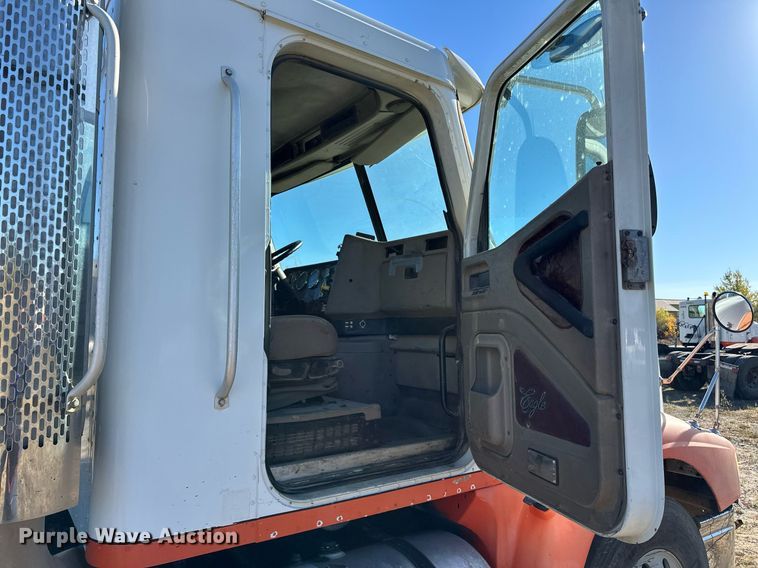 image for item LR9506 2006 International 9400i semi truck