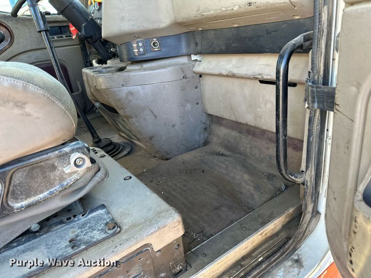 image for item LR9506 2006 International 9400i semi truck