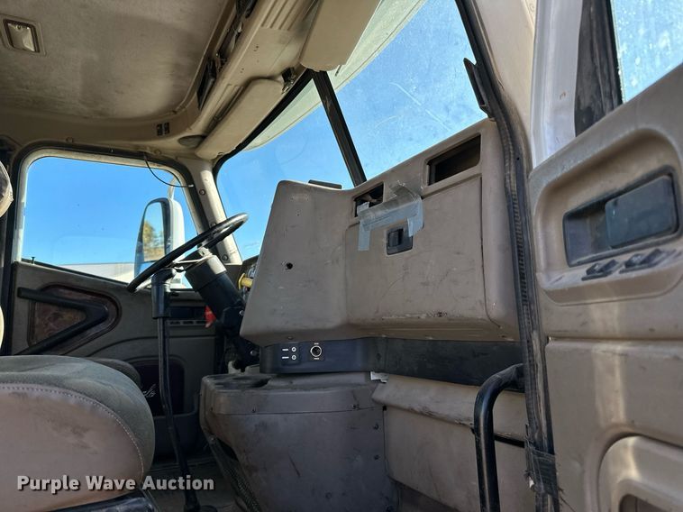 image for item LR9506 2006 International 9400i semi truck