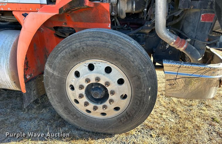 image for item LR9506 2006 International 9400i semi truck