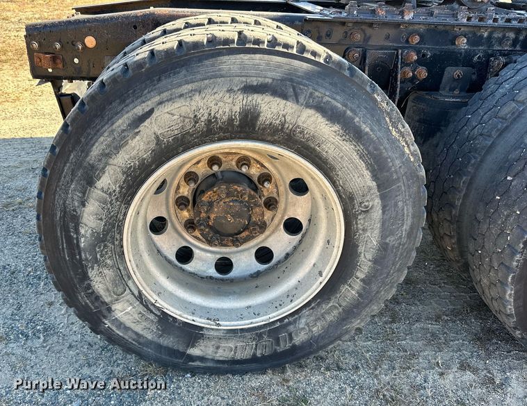 image for item LR9506 2006 International 9400i semi truck