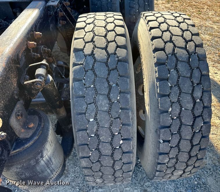 image for item LR9506 2006 International 9400i semi truck