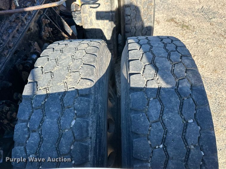 image for item LR9506 2006 International 9400i semi truck