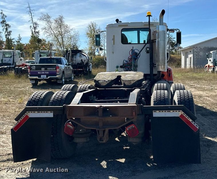 image for item LR9510 2007 International 9200i semi truck