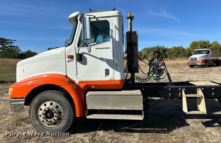 image for item LR9510 2007 International 9200i semi truck