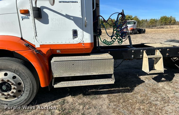 image for item LR9510 2007 International 9200i semi truck