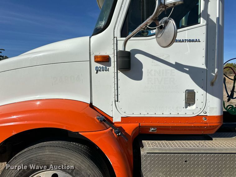 image for item LR9510 2007 International 9200i semi truck