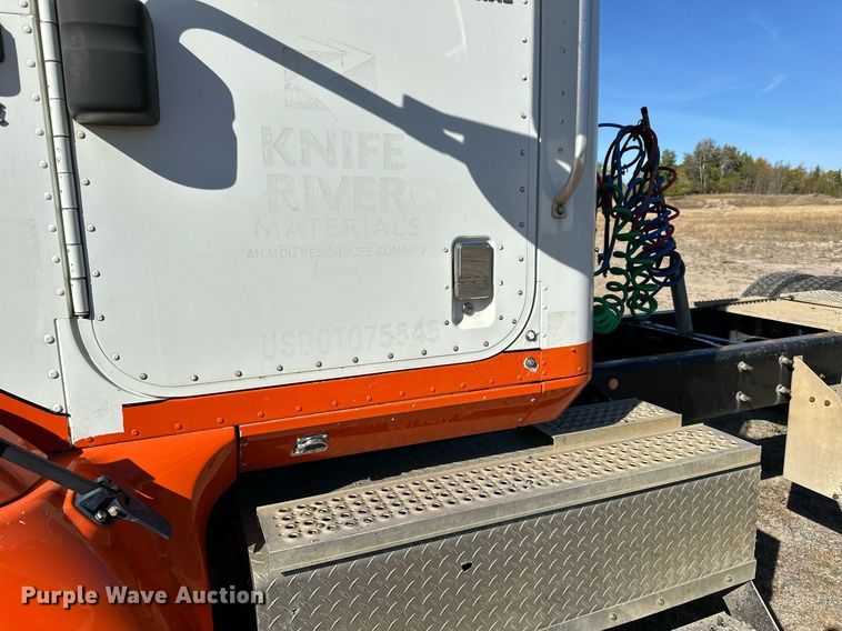 image for item LR9510 2007 International 9200i semi truck