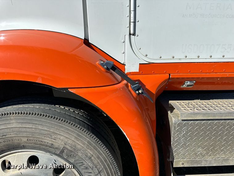 image for item LR9510 2007 International 9200i semi truck