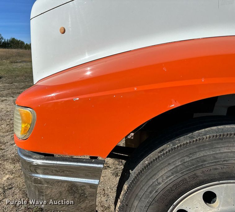 image for item LR9510 2007 International 9200i semi truck