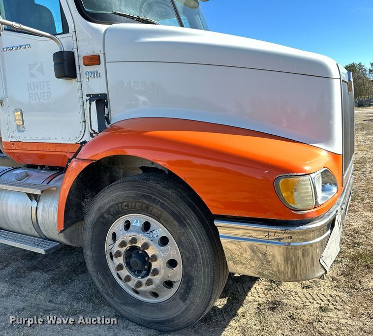 image for item LR9510 2007 International 9200i semi truck