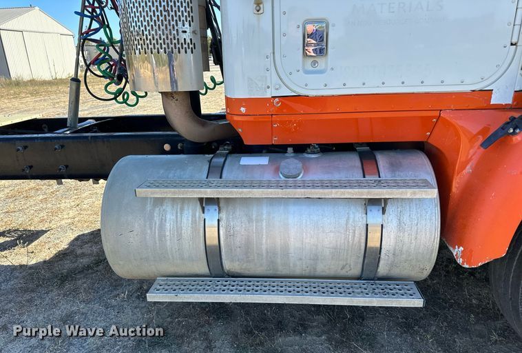 image for item LR9510 2007 International 9200i semi truck