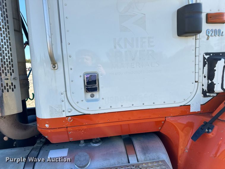 image for item LR9510 2007 International 9200i semi truck