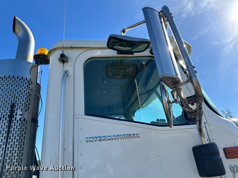 image for item LR9510 2007 International 9200i semi truck