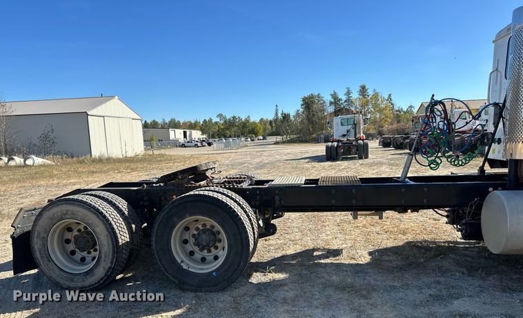 image for item LR9510 2007 International 9200i semi truck