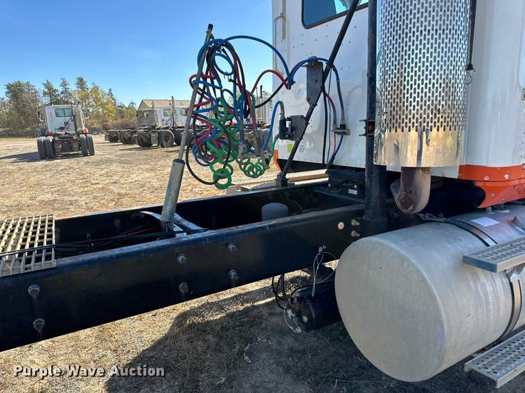 image for item LR9510 2007 International 9200i semi truck