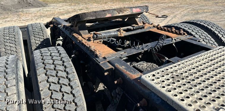 image for item LR9510 2007 International 9200i semi truck