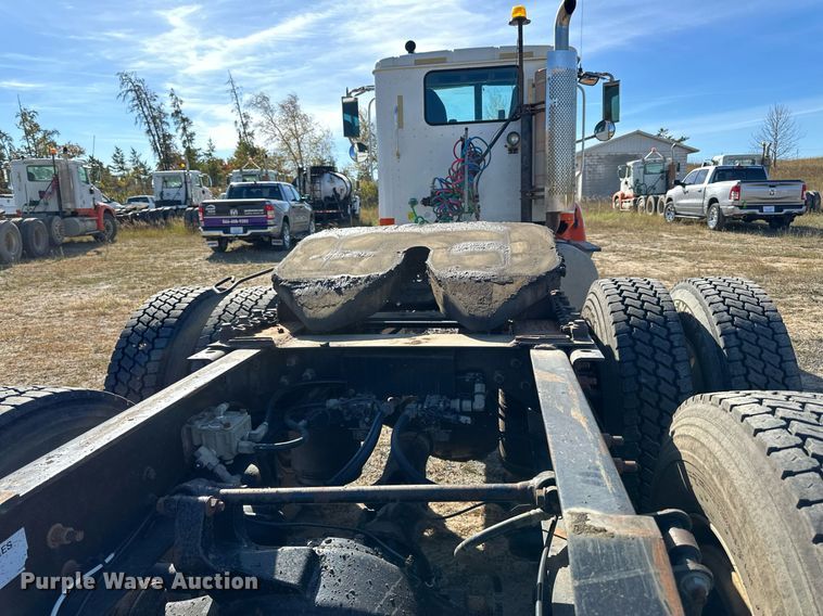 image for item LR9510 2007 International 9200i semi truck