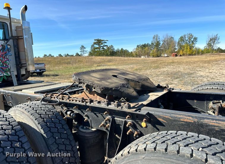 image for item LR9510 2007 International 9200i semi truck