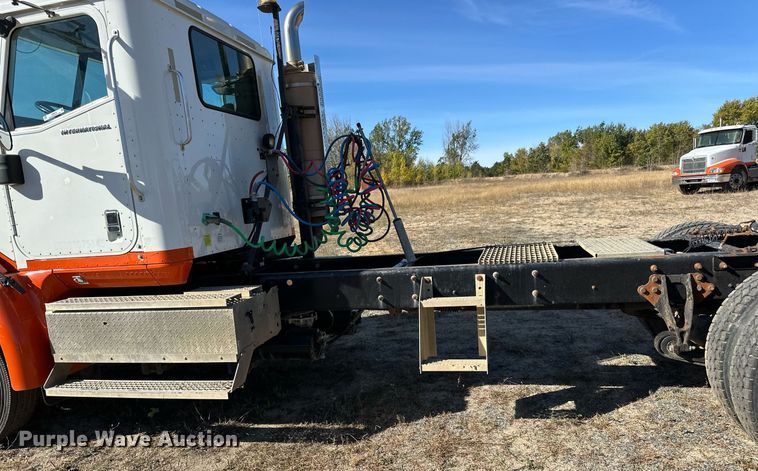 image for item LR9510 2007 International 9200i semi truck