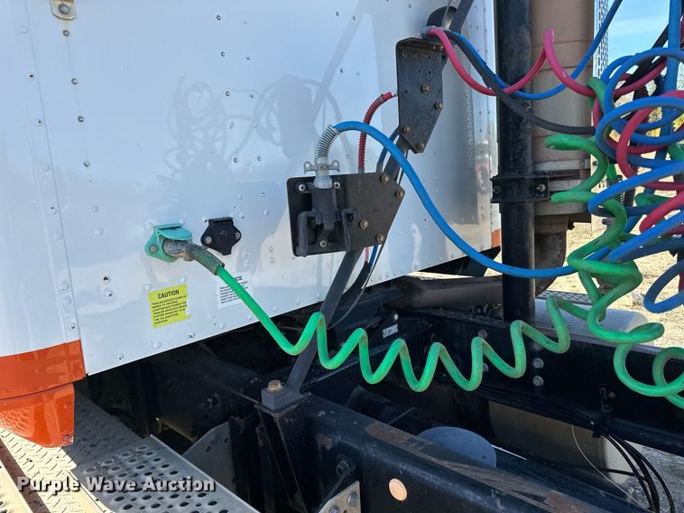 image for item LR9510 2007 International 9200i semi truck