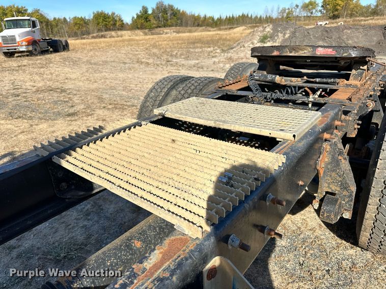 image for item LR9510 2007 International 9200i semi truck