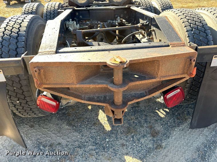 image for item LR9510 2007 International 9200i semi truck