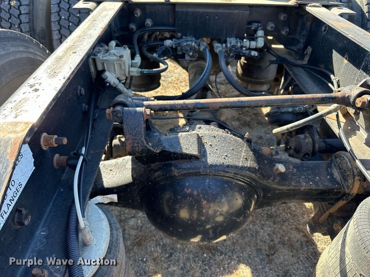 image for item LR9510 2007 International 9200i semi truck